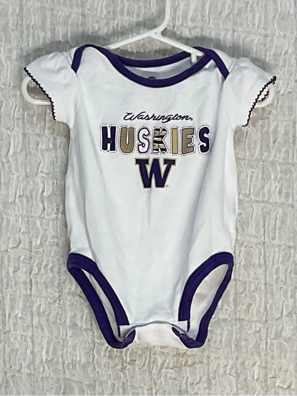 Team Athletics Washington Huskies Baby 12M Bodysuit Purple White NCAA